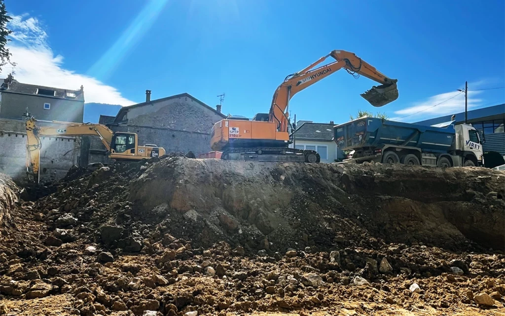 Pelleteuses en train de terrasser une plateforme