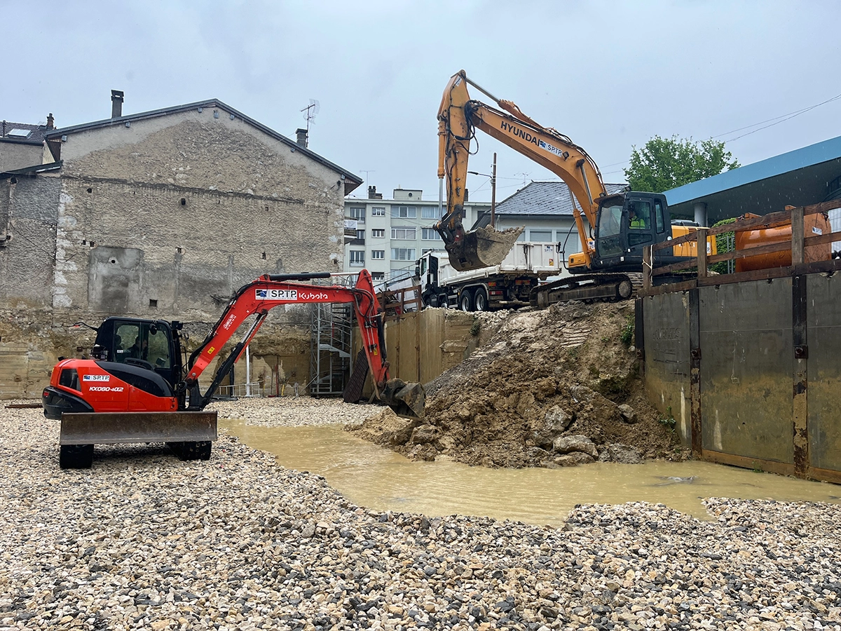 Pelleteuses en train de terrasser une plateforme