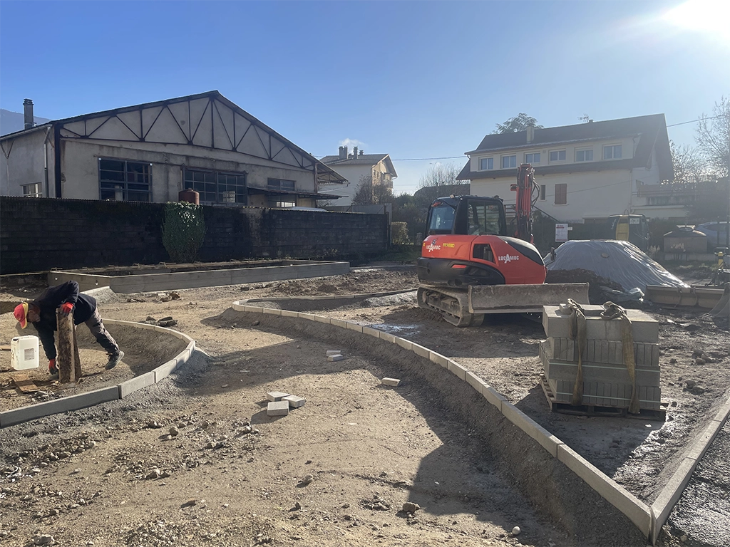 aménagement en cour de réalisation, bordure posée et engin de chantier