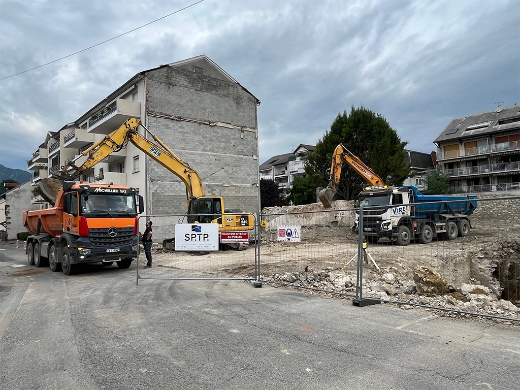 Pelleteuses en train de terrasser une plateforme