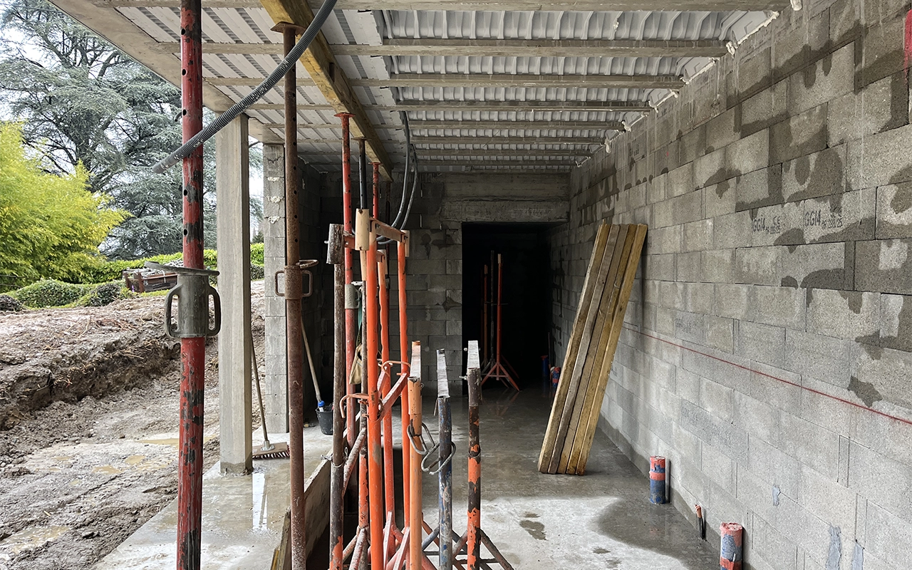 Étaiement d'une toiture dans un local maçonné en construction 