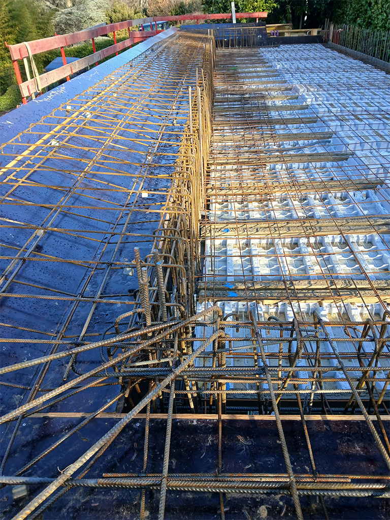 toiture en poutrelle hourdis avec chainage et armature en phase de construction