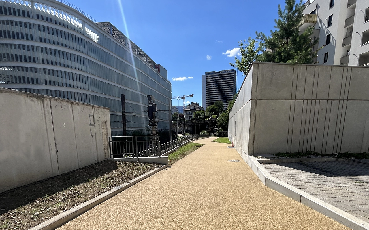 TRAVAUX PUBLICS / GÉNIE CIVIL / SITE CONTRAINT – Création d’une rampe d’accès et d’un mur de soutènement en surplomb de voie ferrée