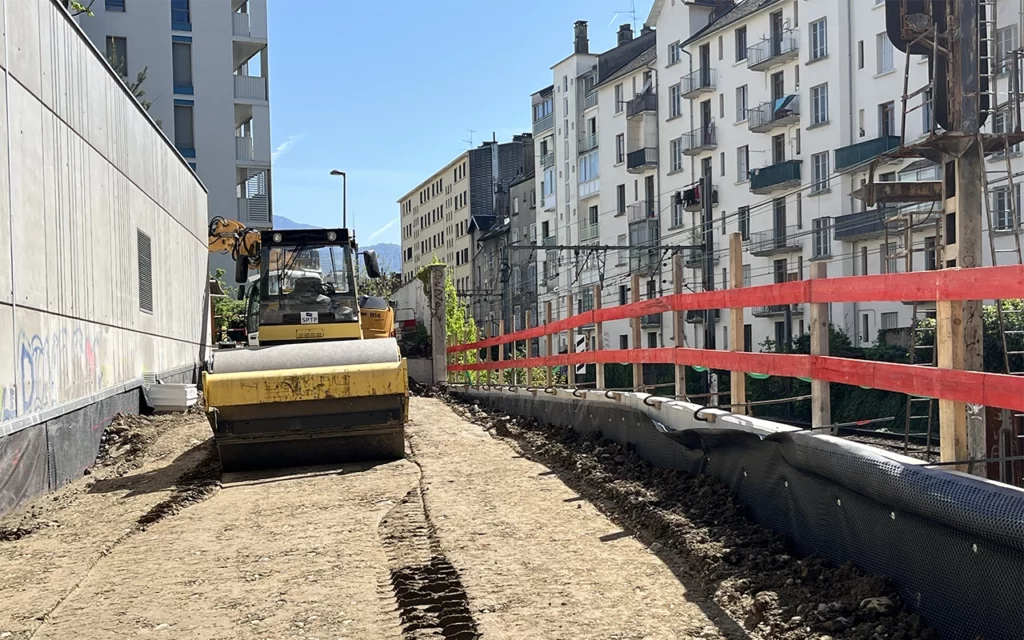 Compactage par un engin de chantier d'une rampe