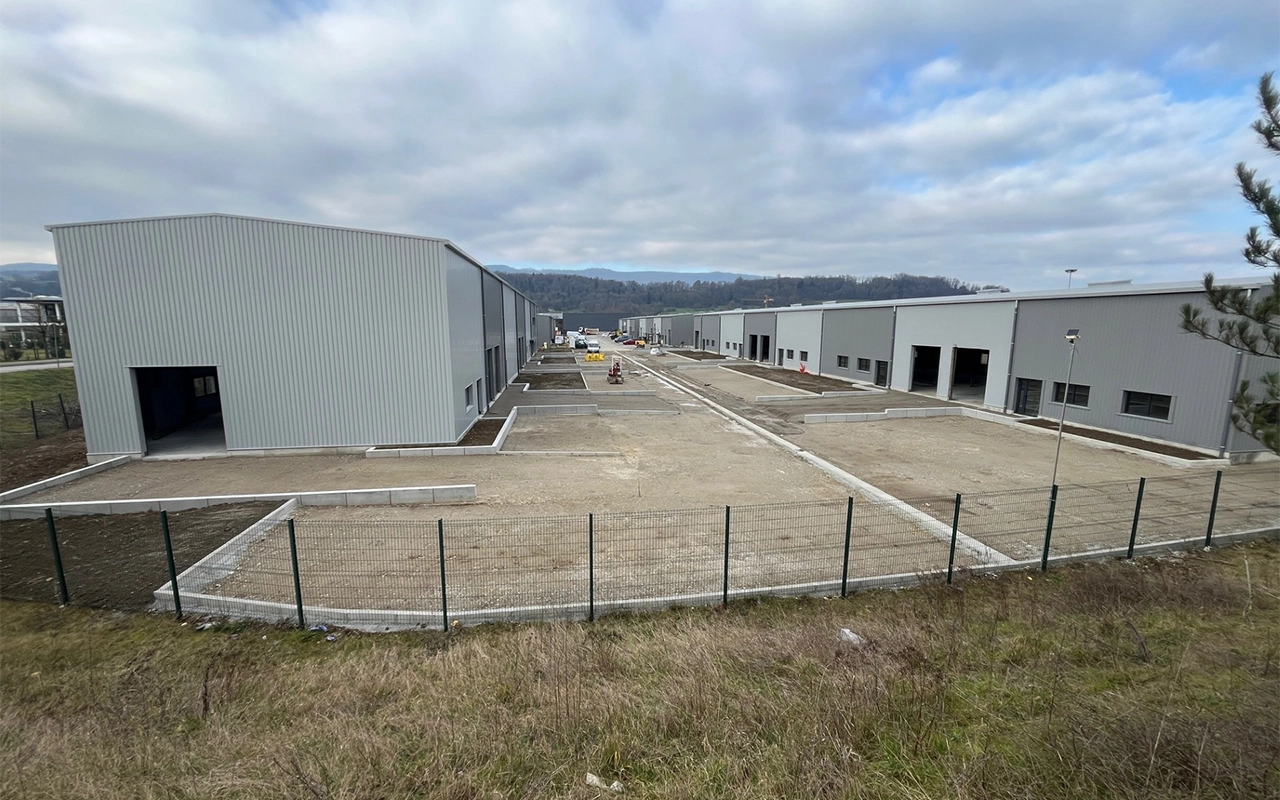 Aménagement des abords de bâtiments industriels à Rumilly en Haute-Savoie
