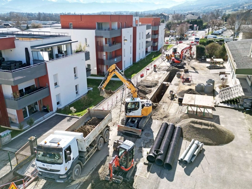 Chantier de renouvellement des canalisations d'eau potable et d'eaux usées où l'on voit la tranchée réalisée par les engins de chantier sur la route d'Apremont à Saint Baldoph en Savoie. 