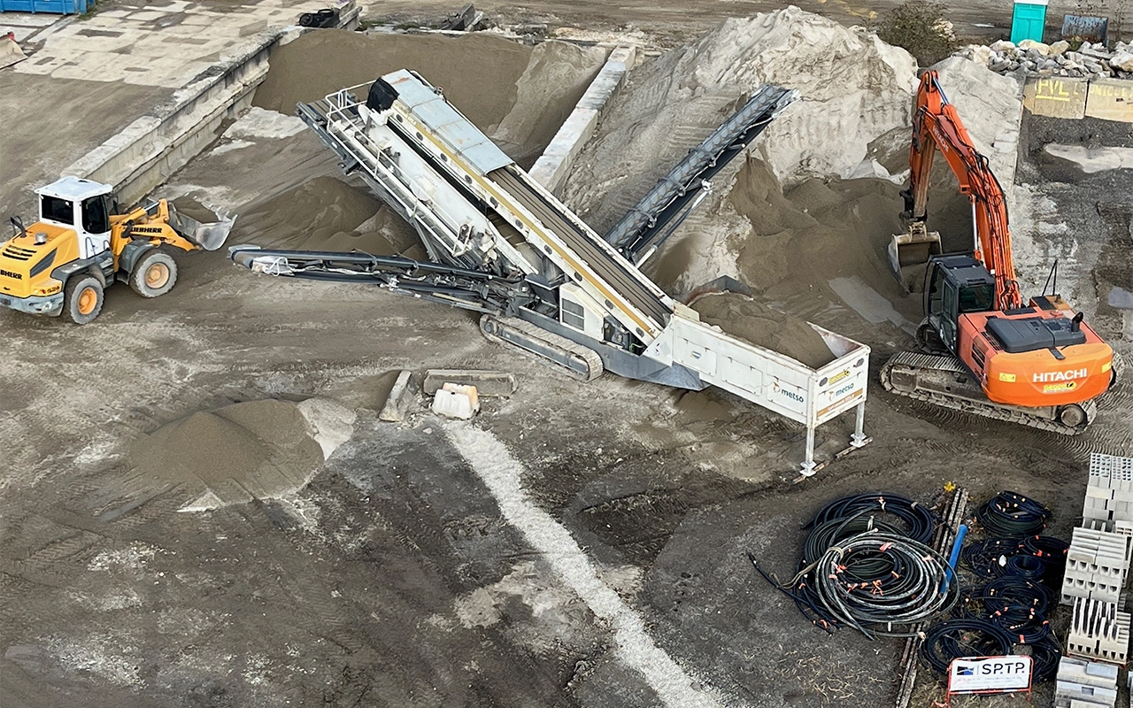 Engins spécifiques destiné à concasser, cribler et traiter les matériaux issus des chantier sur la plateforme de recyclage de l'entreprise de travaux publics SPTP