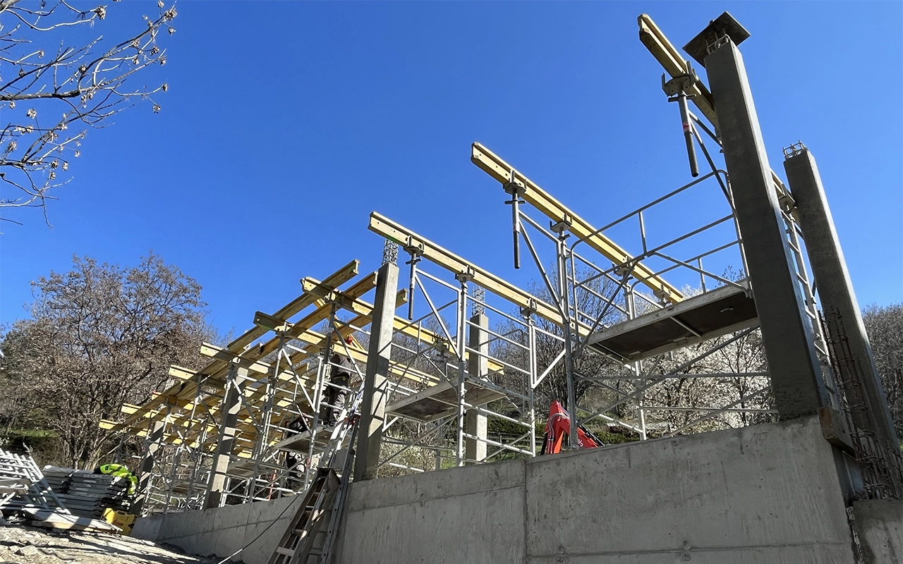 Construction d'un passerelle en chantier