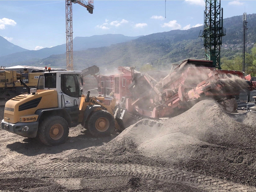 Recyclage des matériaux issus des déchets de chantier réalisé par des engins de chantier spécialisés