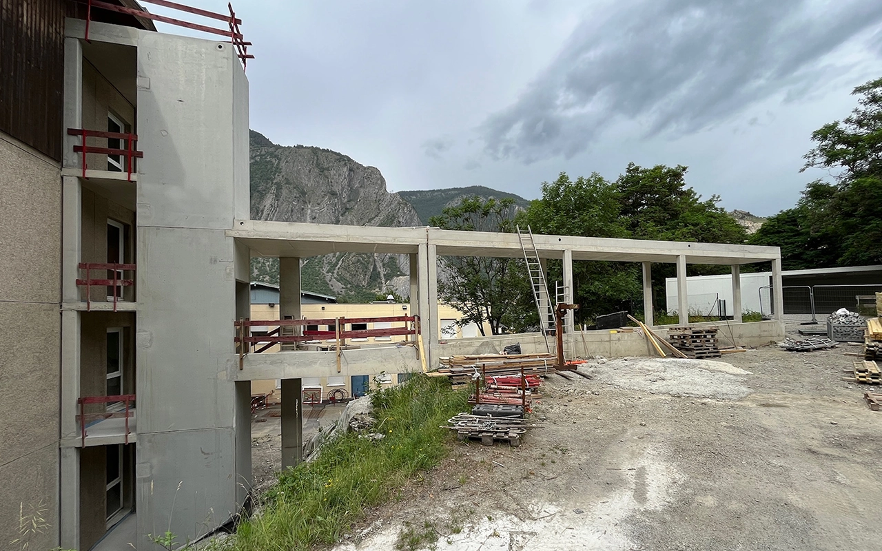 Réalisation d'une passerelle en béton sur pilotis