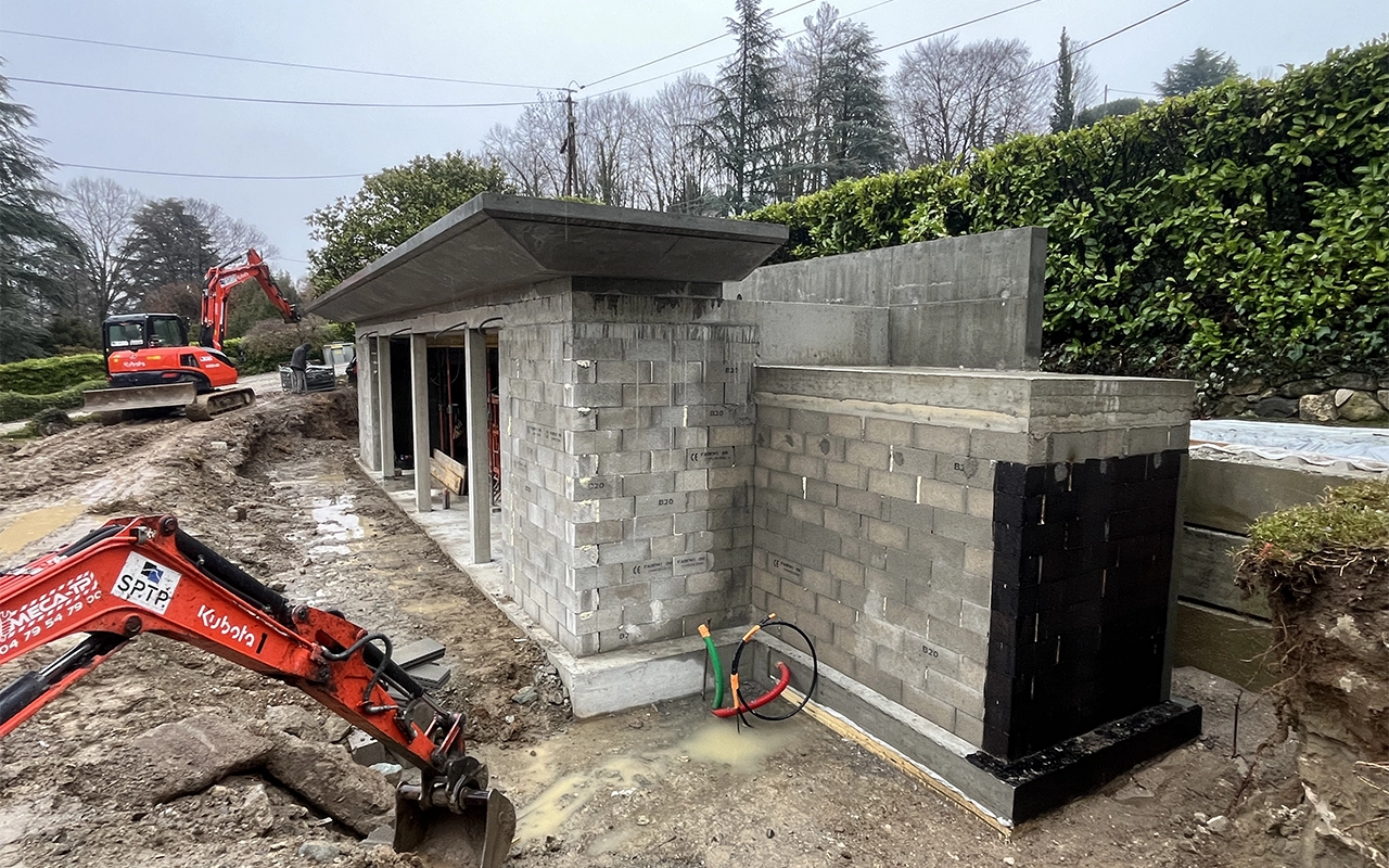 Chantier de construction d'un local gardiennage en moellons chez un particulier
